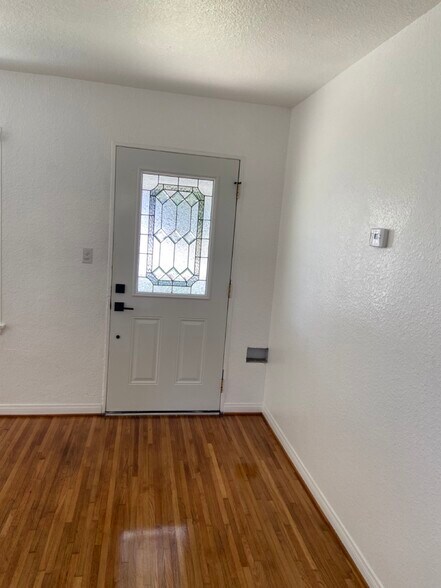 Building Photo - 404 S Juanita Ave