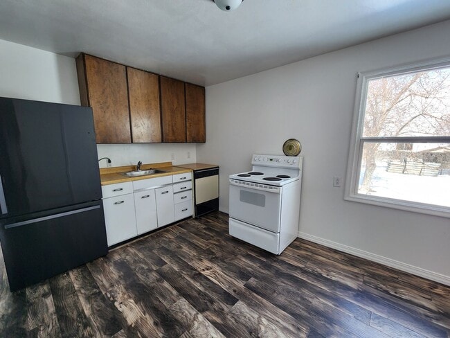 Building Photo - Darling remodeled 2 bdrm house w/ fenced y...