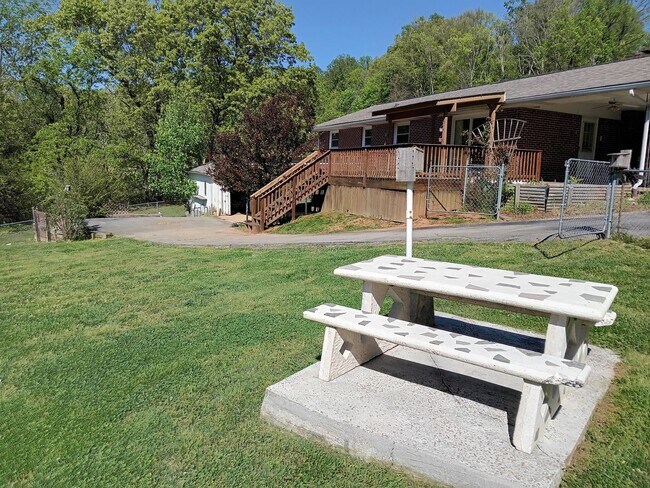 Building Photo - 3 or 4 Bedroom / 2 Bath Home   Kingsport TN