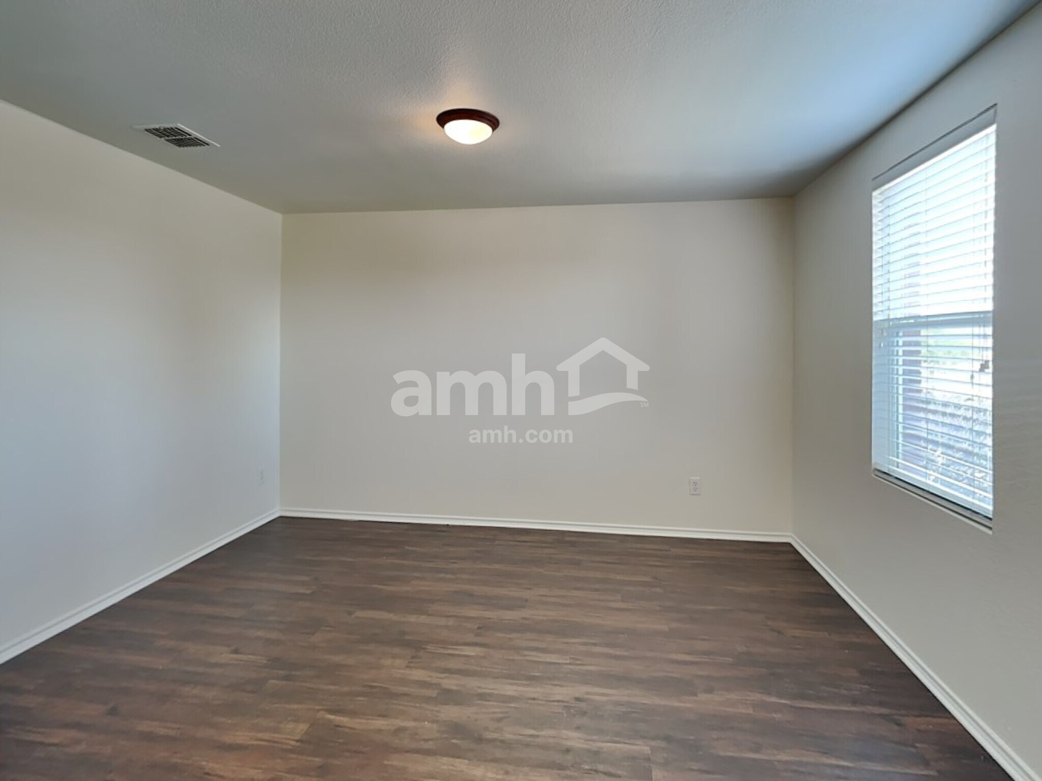 Building Photo - 1409 Laurel Ln