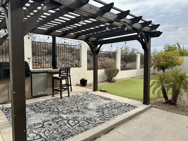 Building Photo - Gorgeous remodel update! No neighbors behi...