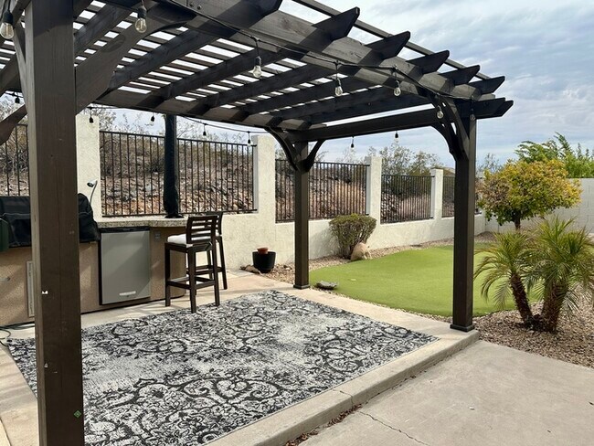 Building Photo - Gorgeous remodel update! No neighbors behind hillside lot
