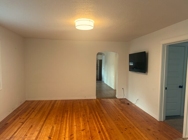 Building Photo - Beautifully Remodeled 2 Bed/1 Bath Single ...