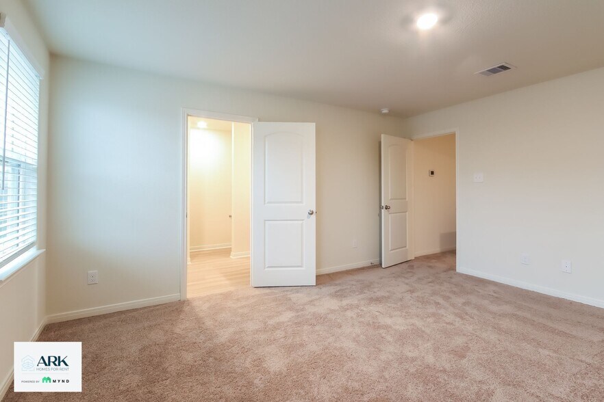 Building Photo - 560 Solomon Ln