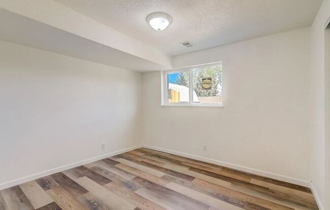 Building Photo - Newly Remodeled Home with Spacious Driveway!