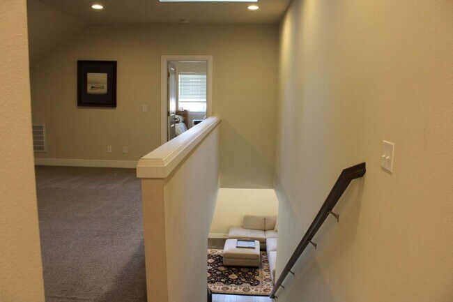 Building Photo - Spacious Luxury Home in Gated Community Ne...