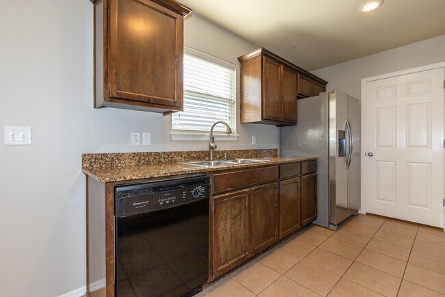 Building Photo - Charming 3 Bed/2 Bath near pool!
