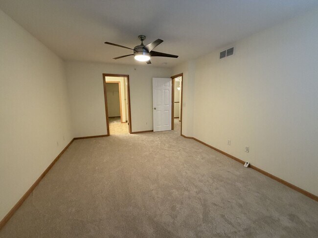Building Photo - 2 Level Townhome in Maple Grove!