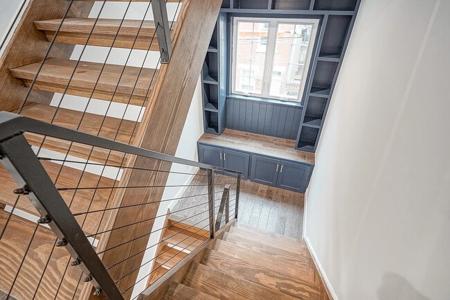 Building Photo - 615 S Delhi St