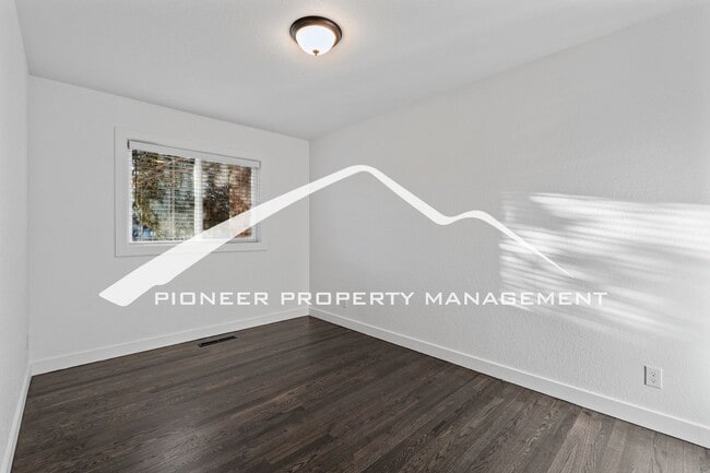 Building Photo - Stylishly Renovated Home with Enclosed Fence, AC and 1 Car Garage