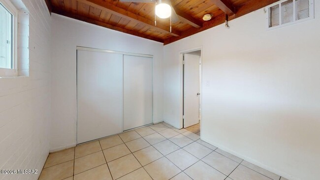 Building Photo - 3564 E Kleindale Rd