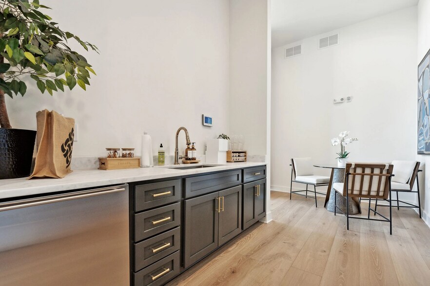 Building Photo - 4670 Merchants Park Cir