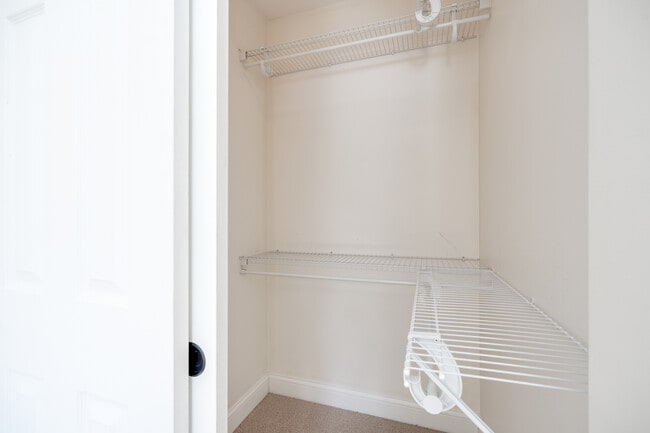 Building Photo - 208 Pointe Oakwood Way