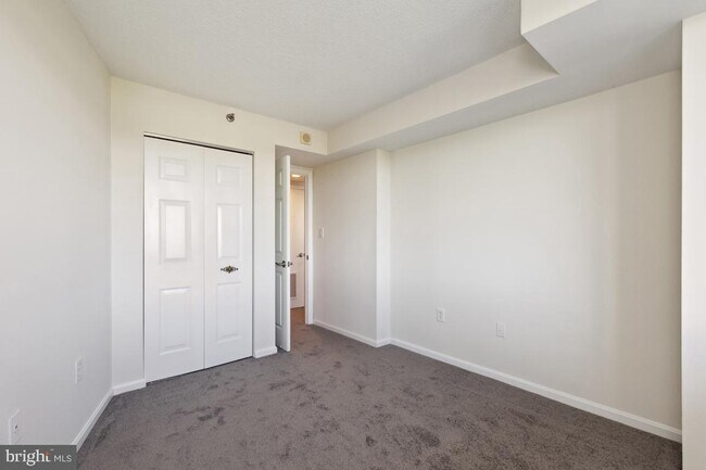 Building Photo - 10101 Grosvenor Pl