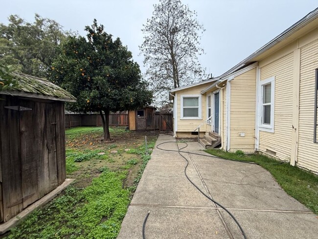 Building Photo - 3 Bedroom 1.5 Bath Downtown Dixon *STAR RENTALS