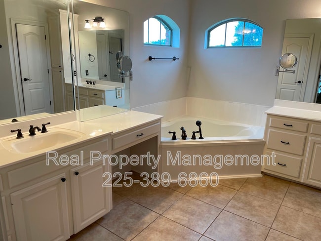 Building Photo - 917 Fairwinds Ave