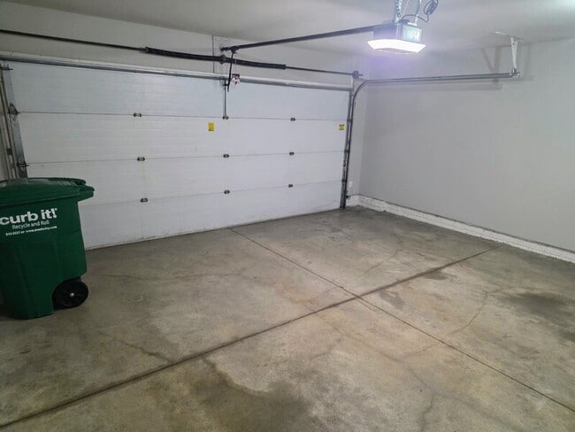 Building Photo - 4543 NE McDougal Ln