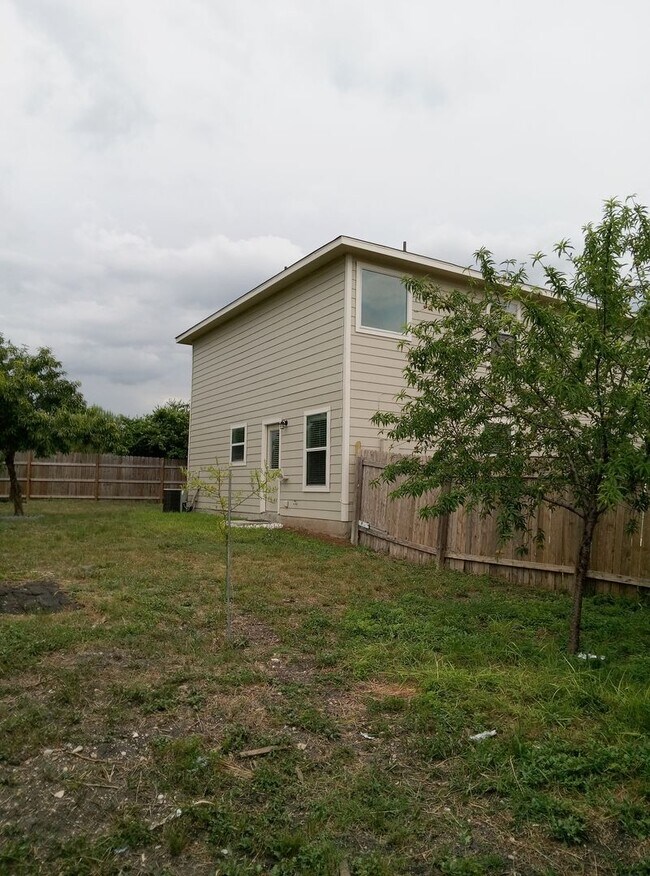 Building Photo - Beautiful and Spacious 4bedroom/2bath Home