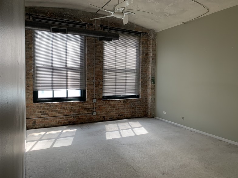 Huge master bedroom - 801 S Wells St