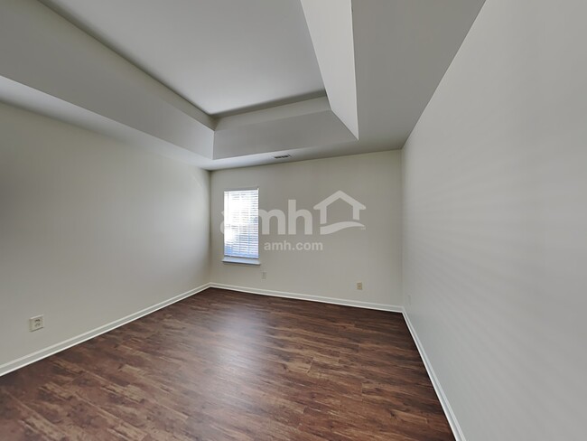 Building Photo - 5124 Kiev Dr