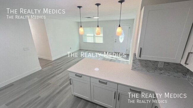 Building Photo - 2530 N Palm Dr