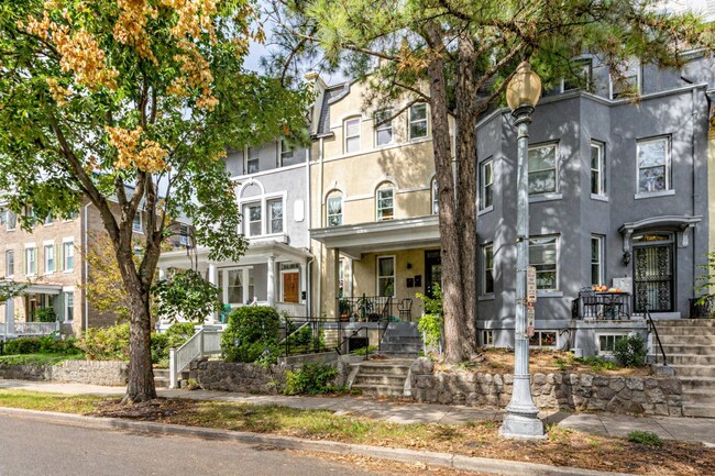 Building Photo - 727 Quebec Place NW