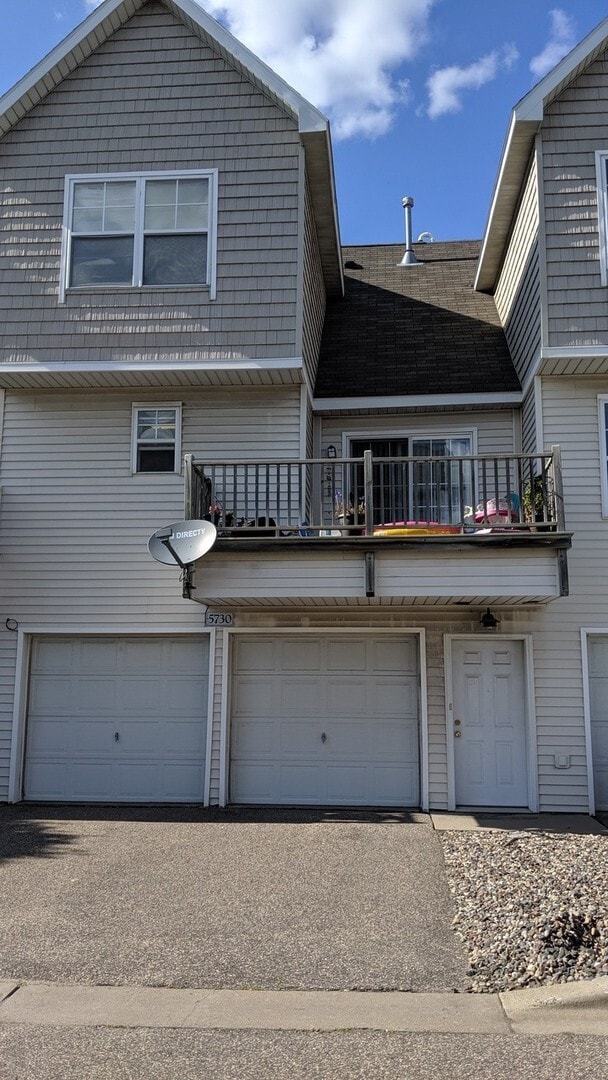 Building Photo - Location location location! This beautiful Fridley 3 bedroom townhouse, dont miss out!