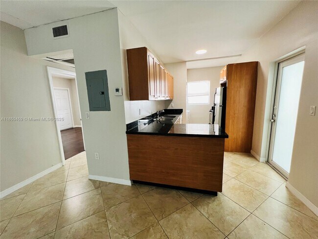 Building Photo - 946 Bay Dr
