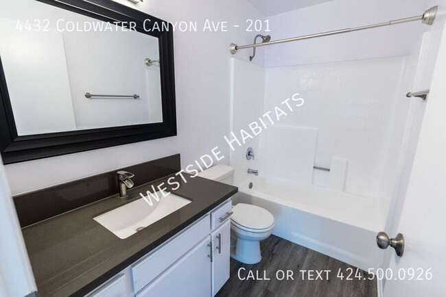 Building Photo - Gorgeous NEWLY RENOVATED apartment with a ...