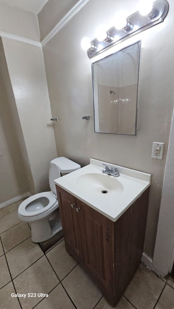 Building Photo - Charming 3-Bedroom Property in Prime Location