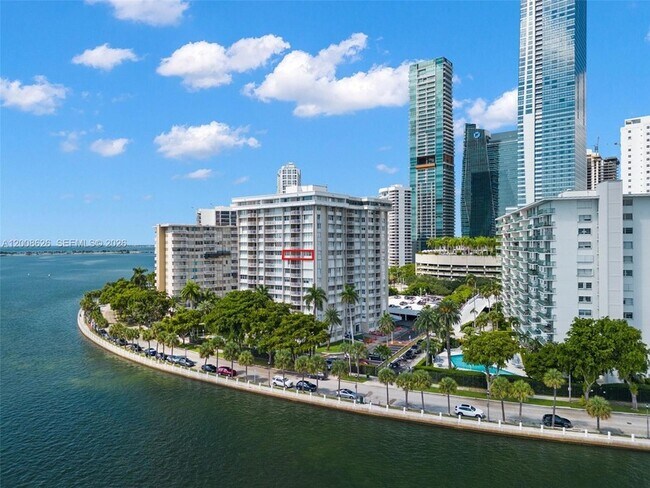 Building Photo - 1420 Brickell Bay Dr