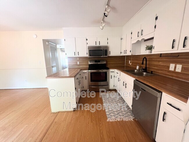 Building Photo - 1521 16th St S
