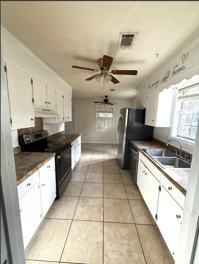 Building Photo - 3 bedroom 2 bath home located in quiet neighborhood