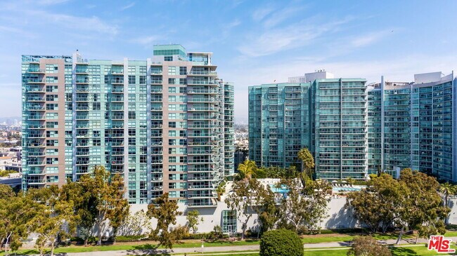 Building Photo - 13700 Marina Pointe Dr