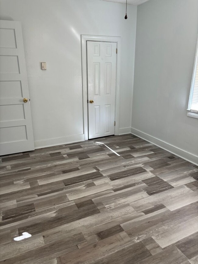 Building Photo - Charming 2-Bedroom Home with Spacious Yard