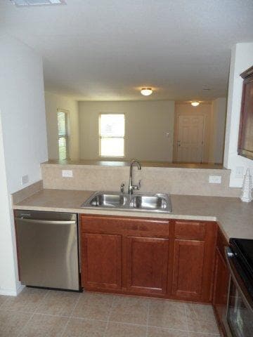 Building Photo - Perfect 3 Bedroom 2 Bath Home! GREAT Fort Worth Location -- Stainless Steel Kitchen Appliances In...