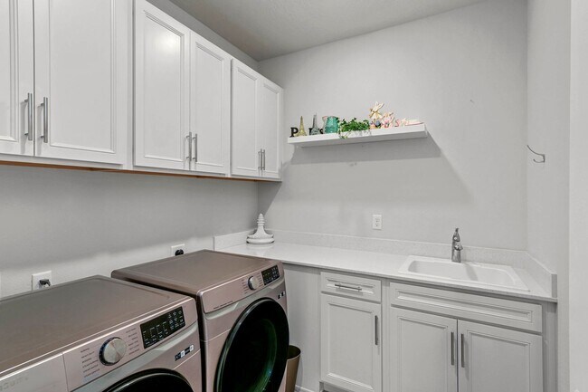 Building Photo - Available Furnished or Unfurnished 2Bed/2Bath+Office in Weslyn Park at Sunbridge