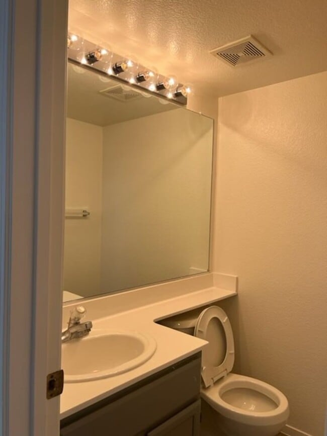 Building Photo - Spacious 3 Bed, 2.5 Bath Home | 1,532 Sq Ft | Prime Elk Grove Location