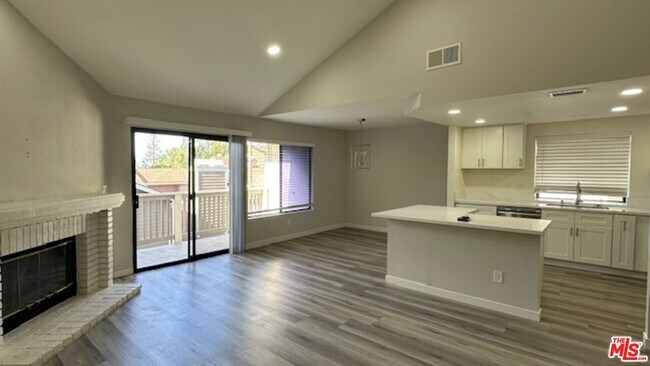 Building Photo - 923 Lotus Cir
