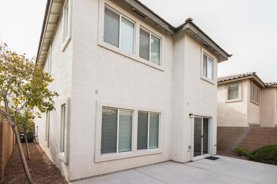Building Photo - 1240 Maple Pines Ave