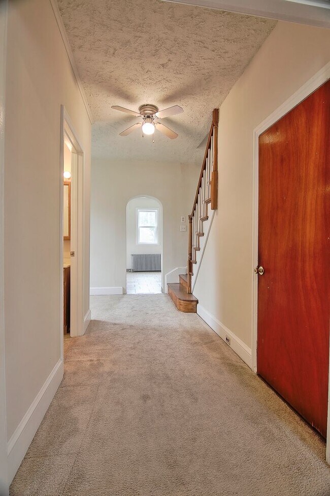 Building Photo - Spacious 4/5 Bedroom Home for Rent - Available Now!