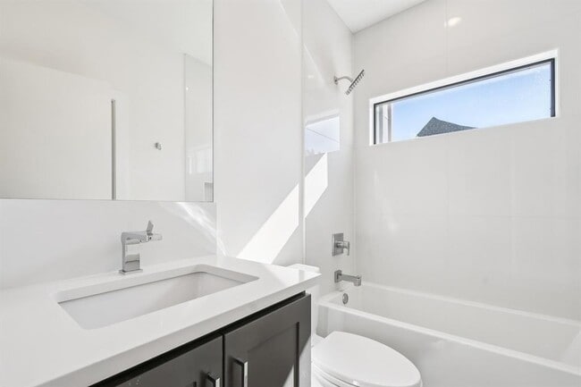 Building Photo - 2916 E 13th St