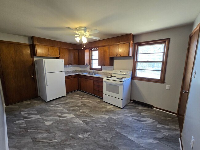 Building Photo - 3-4 bedroom ranch with attached garage, fe...