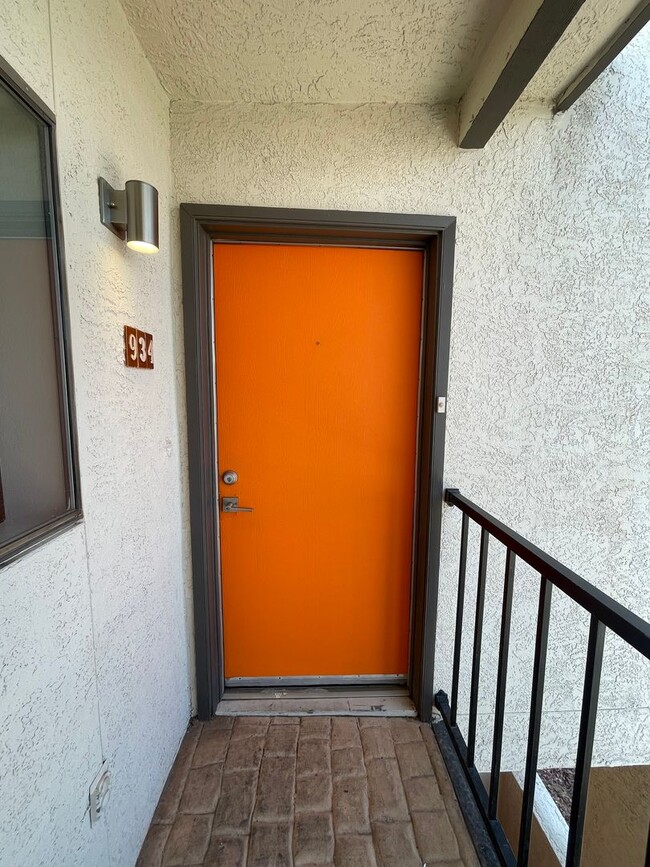 Building Photo - Lovely 2 Bedroom 2 Bath with Fireplace!