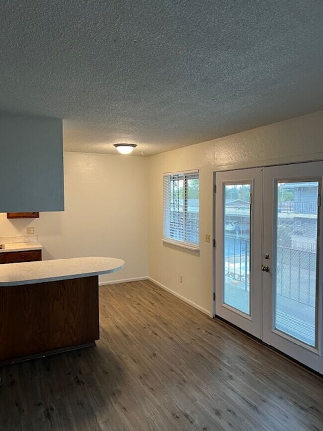 Building Photo - 624 Berrydale Ave
