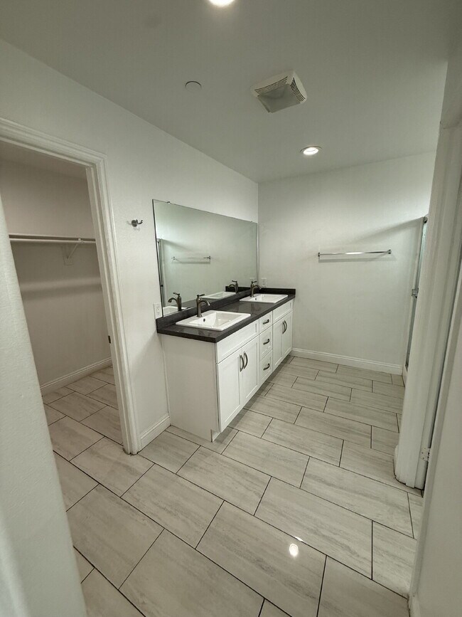 Building Photo - New Gas Range & Refrigerator.  Spacious rooms, private yard and RV parking.  Must see - Won't las...