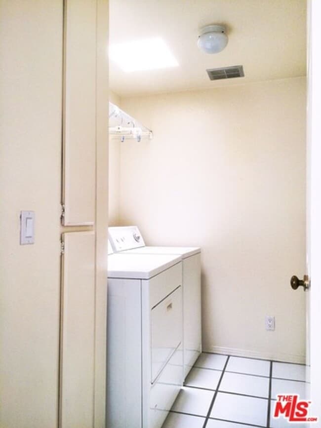 Building Photo - 3 Bedroom 2.5 bath Townhome