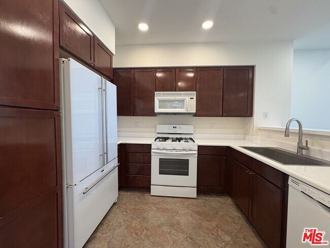 Building Photo - 6400 Crescent Prk E