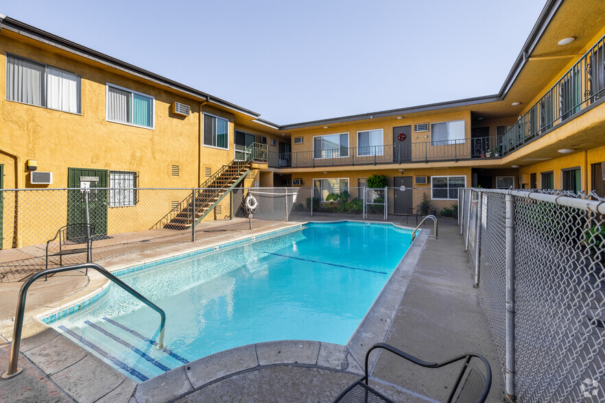 Primary Photo - Buckingham Apartments