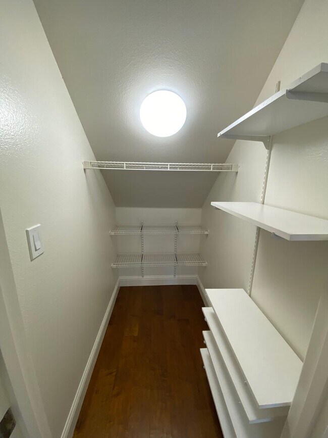 Building Photo - Beautiful 2 Story Home in Gated Avalon Com...